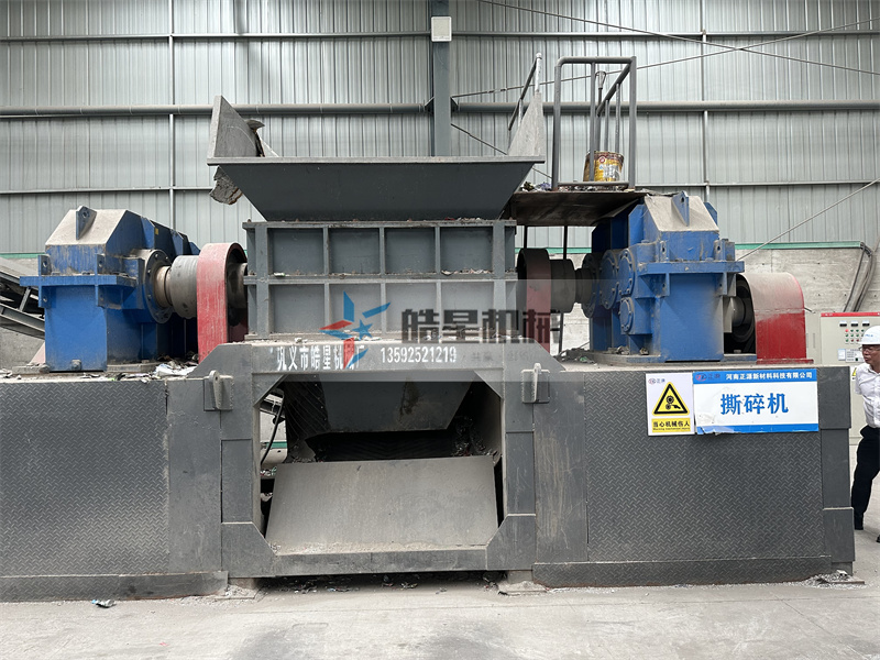 <a href='http://anenr.cn/ssxl/10.html' target='_blank'><span>金屬撕碎機(jī)</span></a>作業(yè)現(xiàn)場(chǎng)